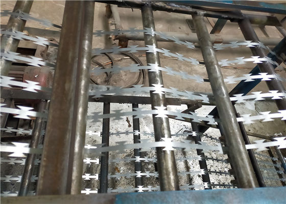 Blad Gegalvaniseerd Prikkeldraadconcertina Mesh Lashings In Coastal Areas